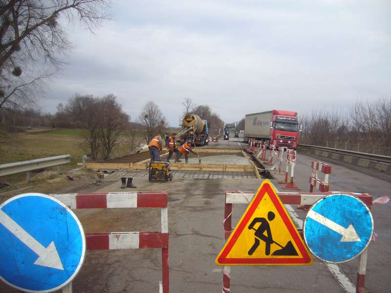 Водії, увага: у Рожищенському районі ремонтують міст (фото)