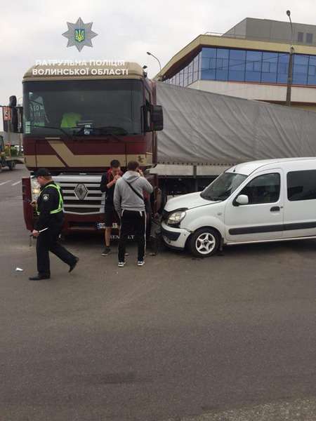 У Луцьку – аварія за участю вантажівки: є постраждалі (фото) 