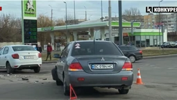 У Луцьку біля АЗС зіткнулися Renault та Mitsubishi (відео)