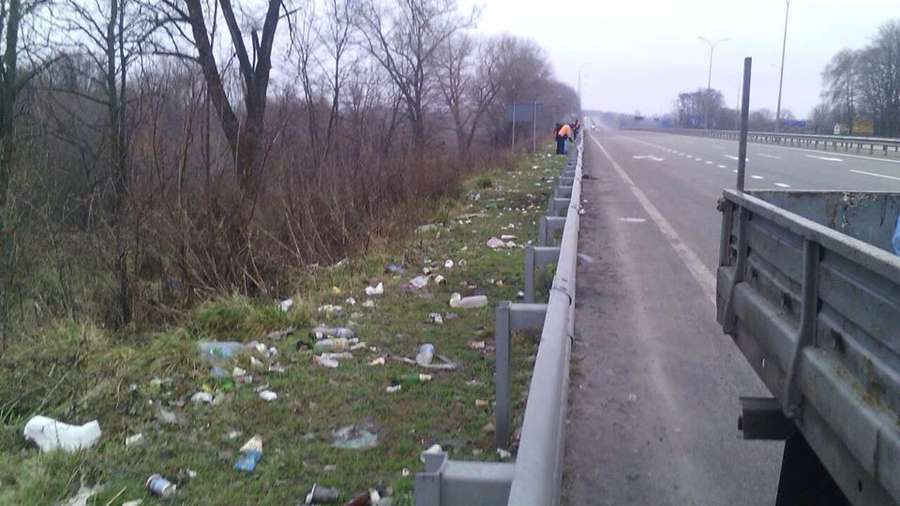 Міністр інфраструктури ініціює високі штрафи за сміття на узбіччі (фото) 