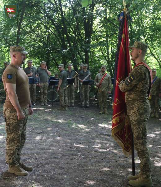 Щемливий момент: екскомандир «князівської» бригади на фронті попрощався бойовим прапором