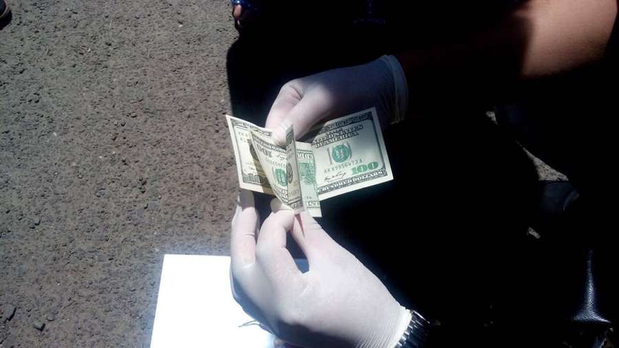 3 тисячі доларів за працевлаштування: волинських медиків взяли на хабарі (фото)