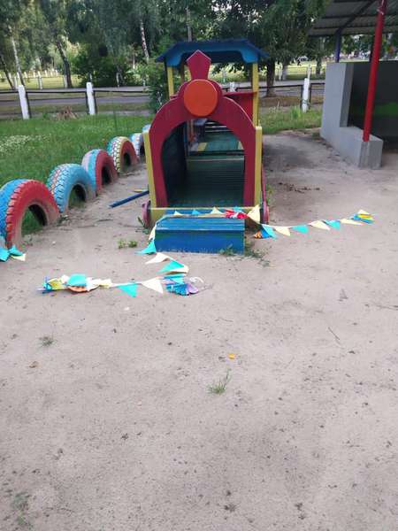 У Луцьку вандали зіпсували територію дитячого садочка (фото)
