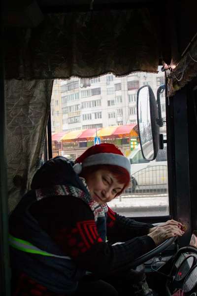 Водії – у шапочках, на вікні – гірлянди: Луцьком курсує «новорічний» тролейбус (фото)