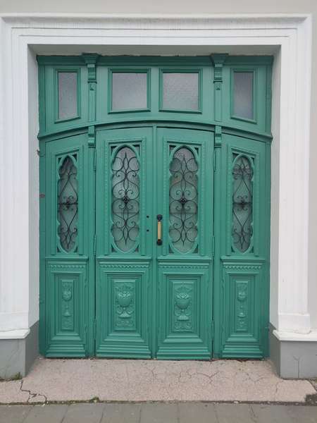 У Луцьку пофарбували нещодавно відреставровані старовинні двері (фото)