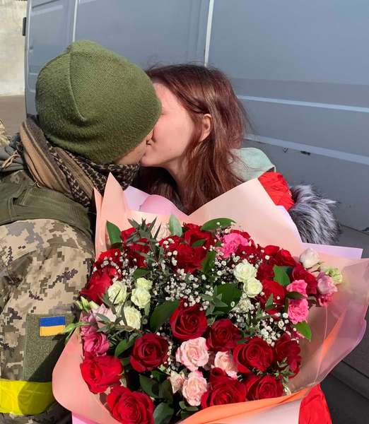 Військовий волинської бригади освідчився коханій посеред війни (фото, відео)