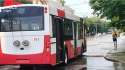 Після зливи у Луцьку затопило вулиці: тролейбуси не їздять (фото, відео)