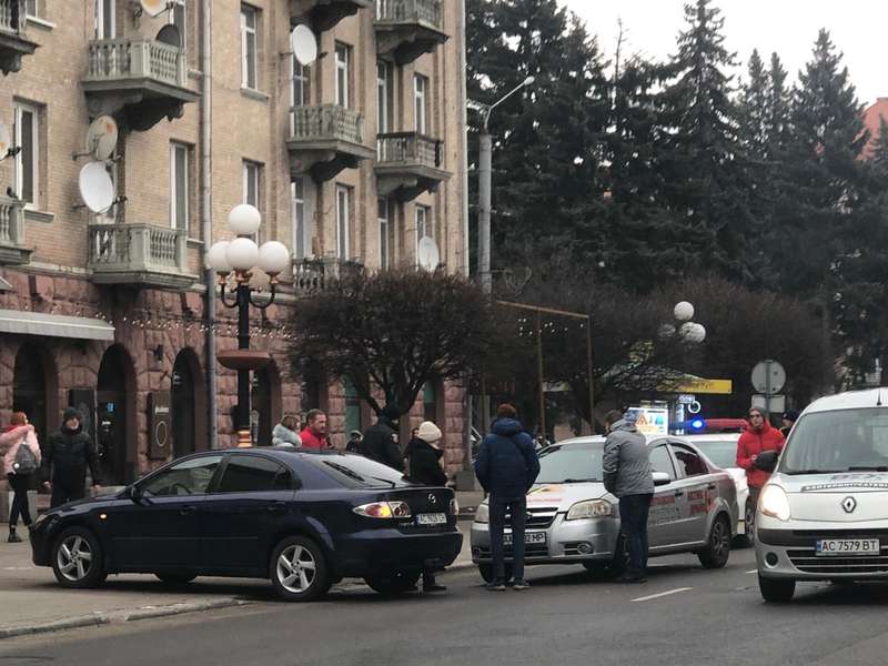 У центрі Луцька – аварія за участю учбового авто (фото)