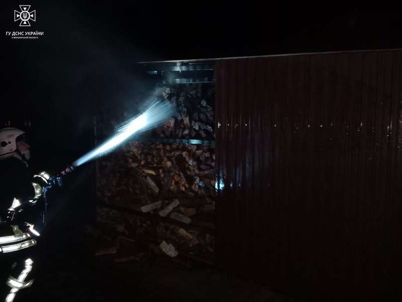 На подвір'ї волинянина загорілася дровітня (фото)