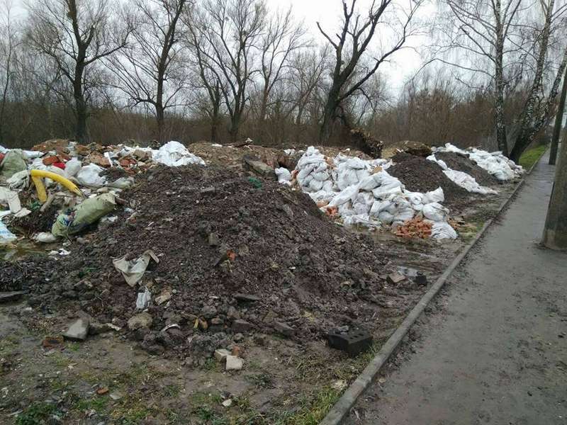 Лучанин «пішов у підпілля», аби не прибирати будівельне сміття (фото)