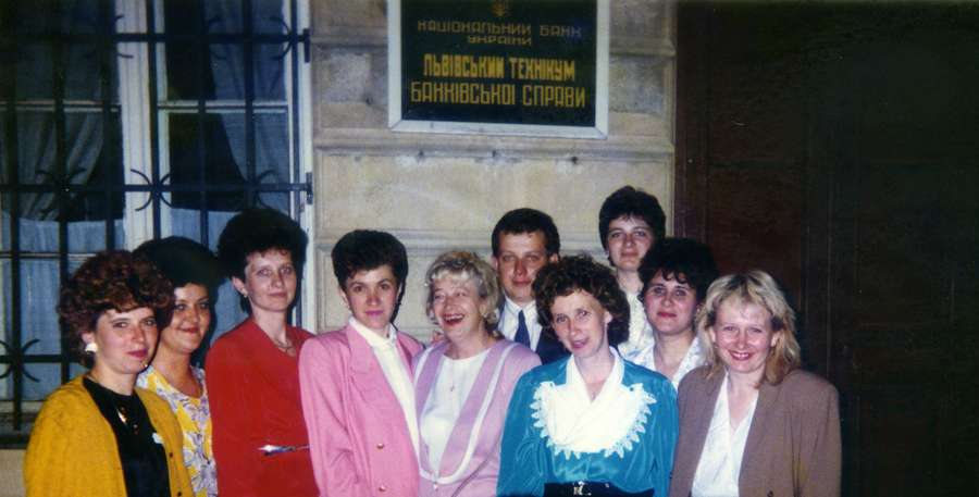 Галина Пахачук  - четверта ліворуч