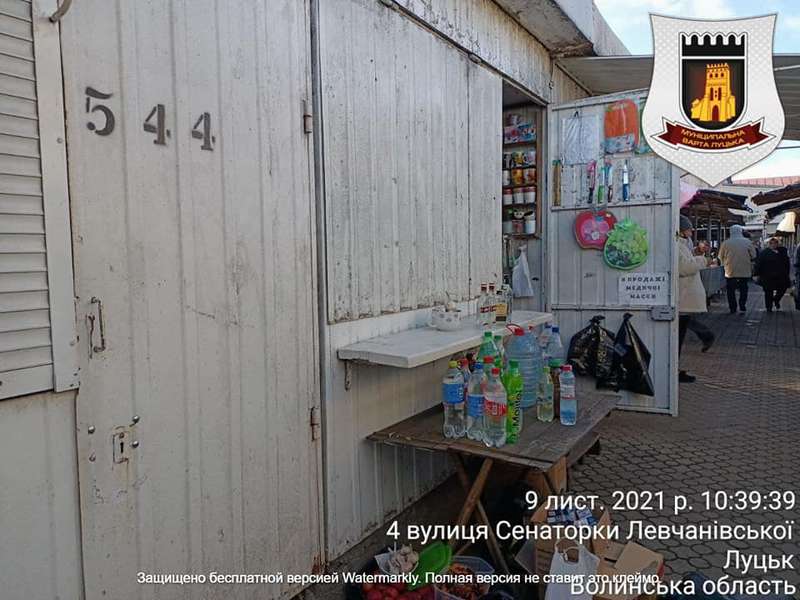 У Луцьку на Центральному ринку виявили 80 літрів сурогатного алкоголю (фото)