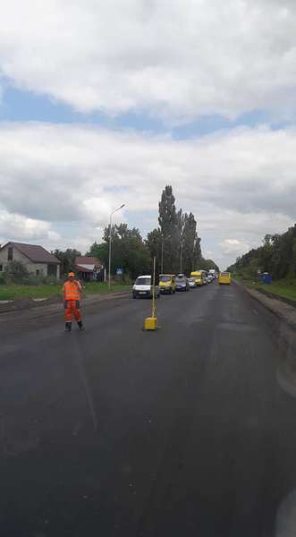 Біля Луцька ускладнений рух через ремонт дороги і аварію (фото)