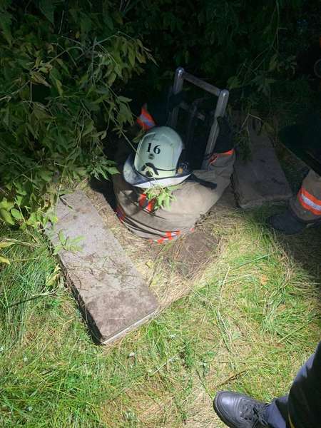 Волинські рятувальники дістали собаку з каналізаційної ями (фото)