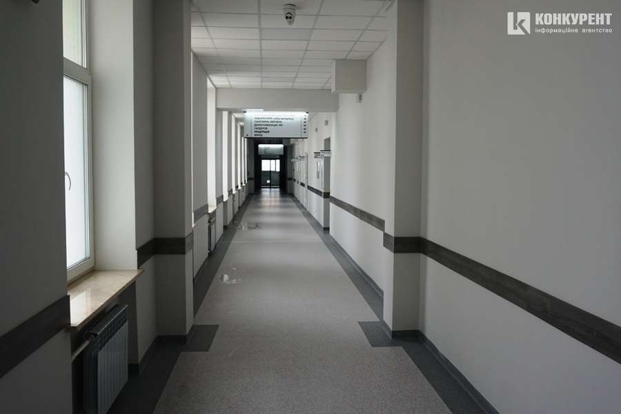 Сучасні коридори виглядають так солідно, що в лікарні можна знімати фільми про медиків