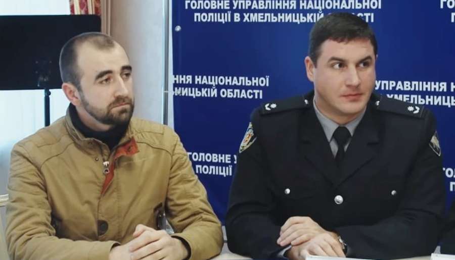 Олексій Стрельбіцькій (зліва) в Головному управлінні Нацполіції Хмельницької області на брифінгу з безпеки дорожнього руху у 2017 році.