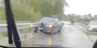 Біля Луцька авто влетіло у відбійник (відео)