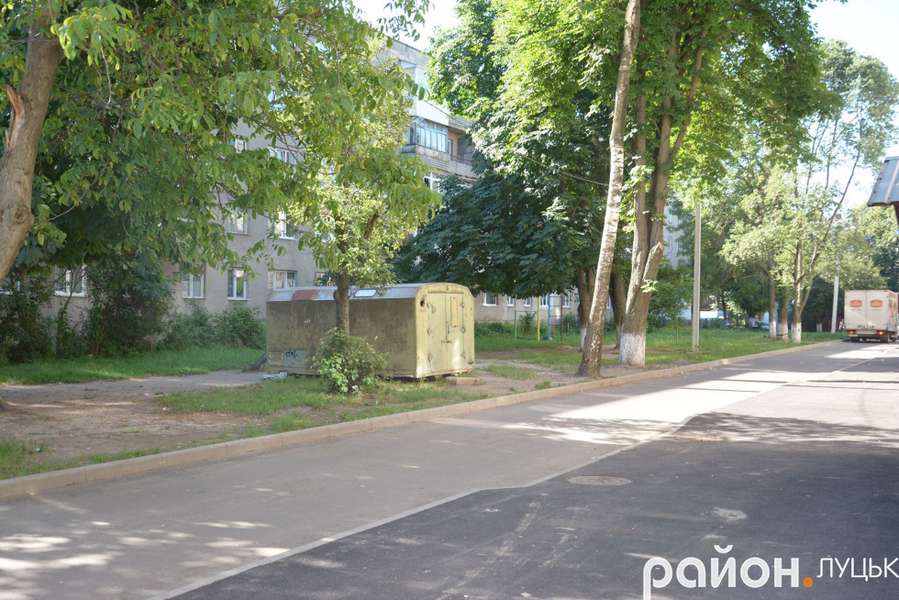 У дворі на Львівській обіцяють облаштувати дитячий майданчик (фото)