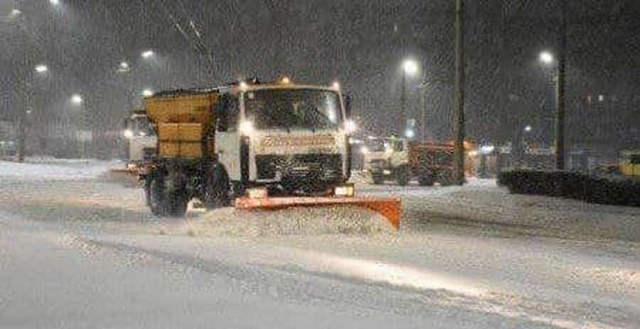 Заважають прибирати сніг: у Луцьку штрафують за припарковані вздовж дороги авто (фото)