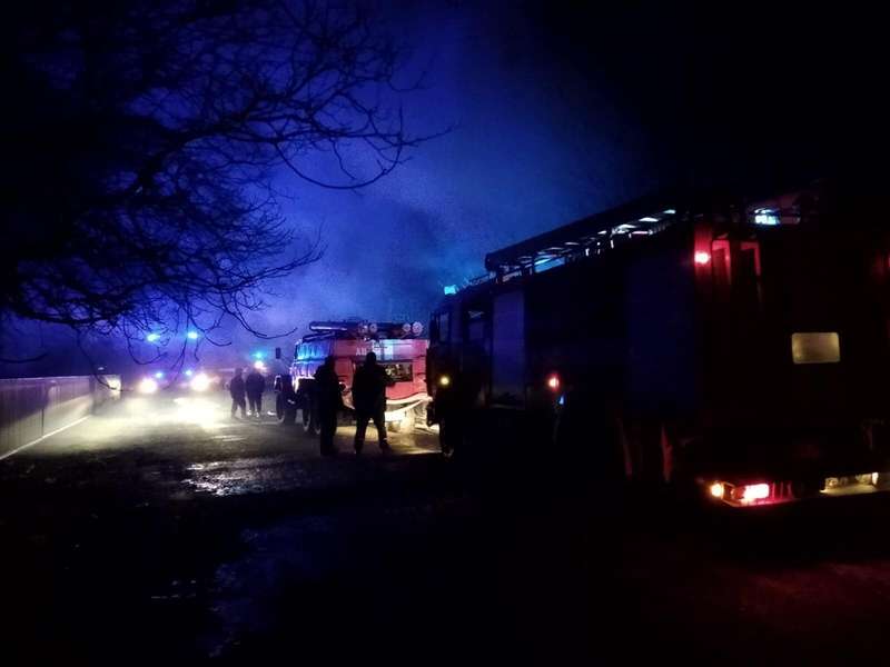 У Нововолинську годину гасили пожежу в господарській будівлі (фото)