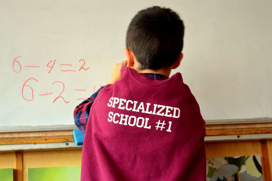 Учні та вчителі мають ось такі фірмові светри з логотипом школи