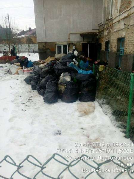 Урвався терпець: в Луцьку здали муніципалам сусідів-нечепур (фото)