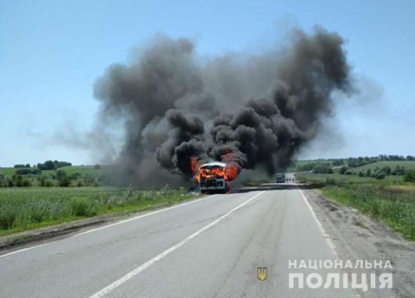 На Полтавщині загорівся автобус із пасажирами (фото, відео)