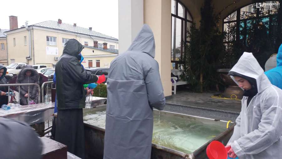Освячення води і благодійний ярмарок: у Луцьку почали святкувати Водохреще (фото)