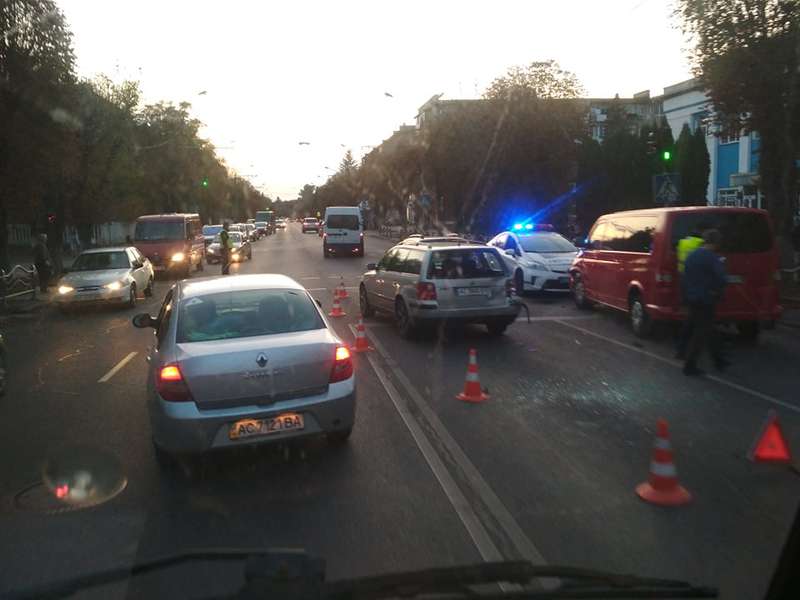 У Луцьку – ДТП: зіткнулися три автомобілі, утворився затор (фото, оновлено)