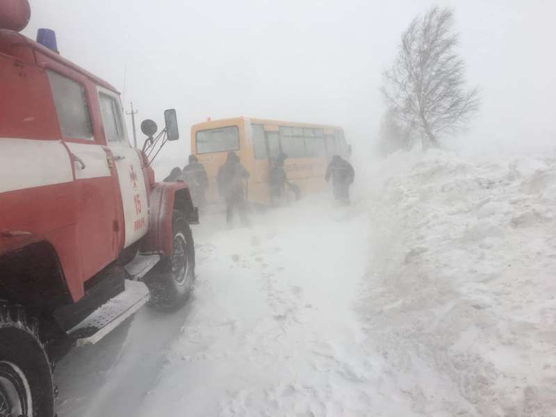 На Волині в кучугурі снігу застряг шкільний автобус (фото, відео)
