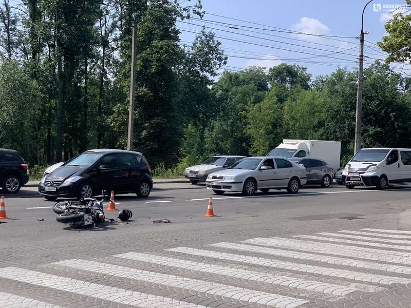 На Глушець у Луцьку збили мотоцикліста, рух вулицею паралізований (фото)