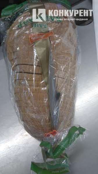 Вжити до: у луцькому «Вопаці» продають запліснявілий сир і хліб із «сюрпризом» (фото, відео)