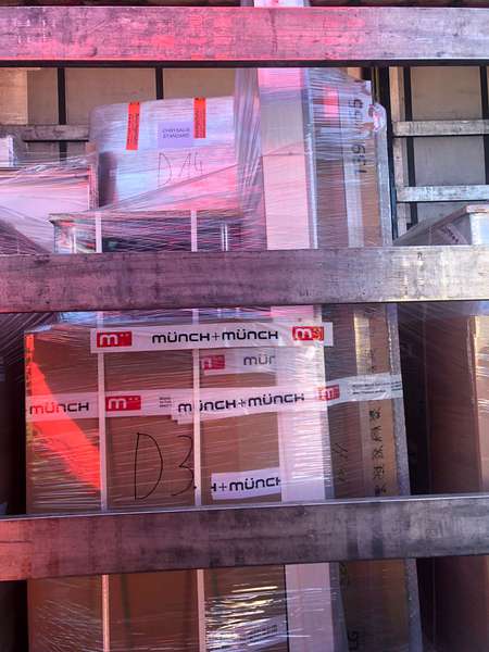 Здешевили вдвічі: на «Ягодині» затримали майже 7 тонн меблів (фото)