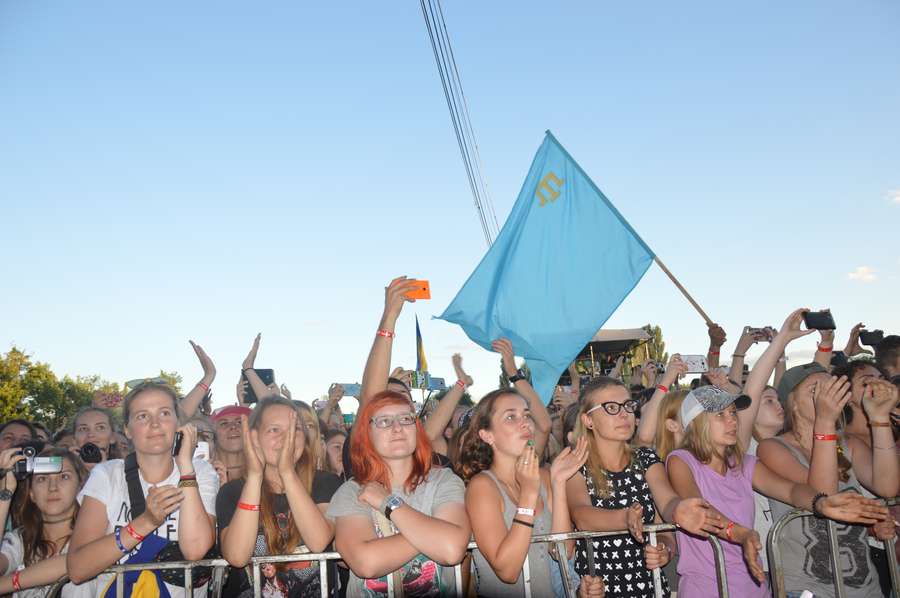 Під час виступу Джамали в натовпі майорів прапор кримських татар