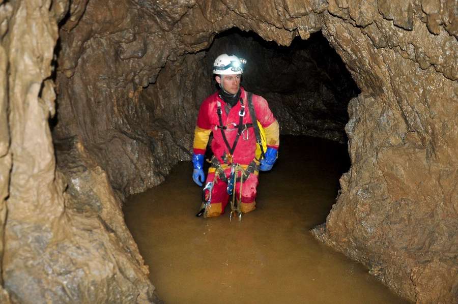 Обводнені коридори печери “Каспрова Нижня”. Високі Татри. Польща. (На фото Андрій Пилипюк)