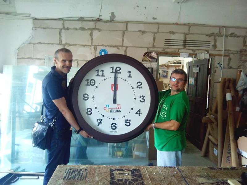 На фасаді луцької мерії встановили новий годинник (фото)