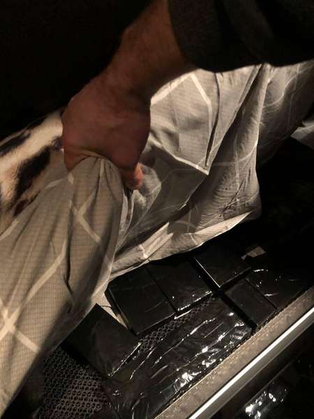 Далекобійники везли через «Ягодин» та «Доманове» контрабандні сигарети (фото)