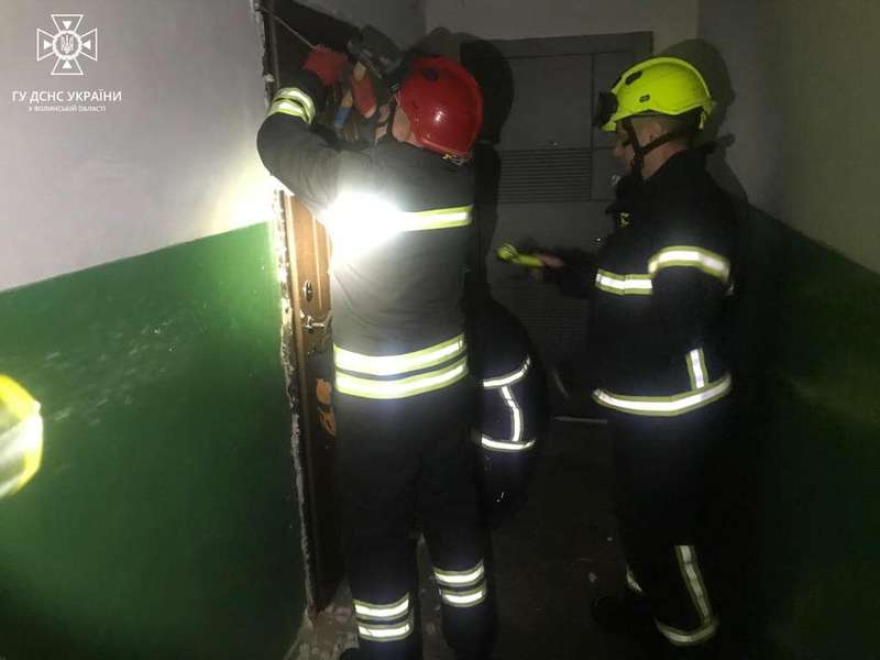 Підозра на інсульт: у Луцьку рятувальники прийшли на допомогу літній жінці (фото)