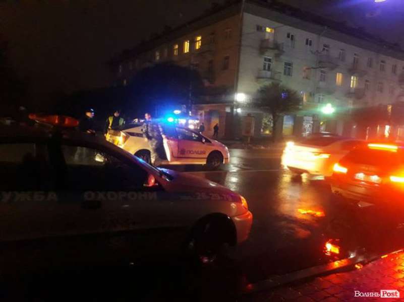 Луцьк: в центрі на переході збили чоловіка (фото)