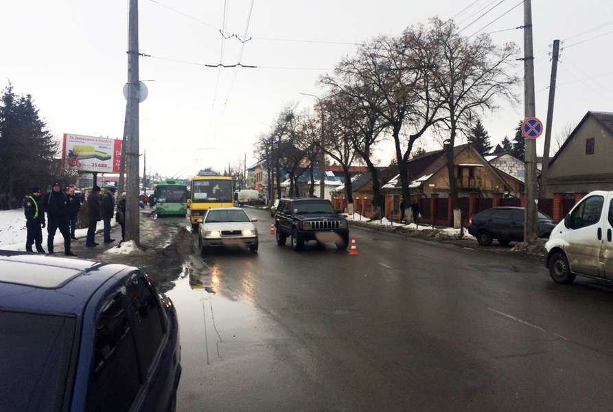 У Луцьку автомобіль наїхав на двох людей, які йшли поза переходом (фото) 