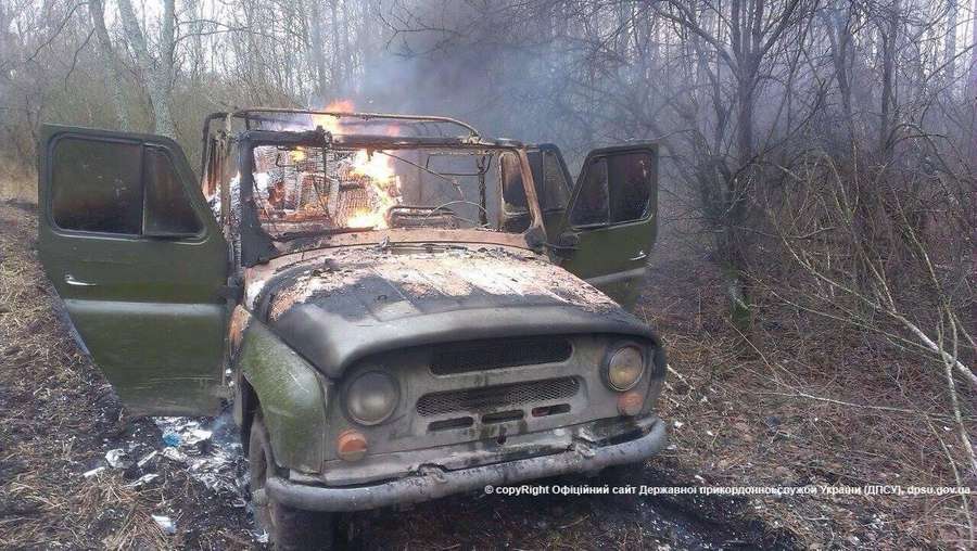 Контрабандисти з Волині, втікаючи, спалили авто і 20 ящиків цигарок 
