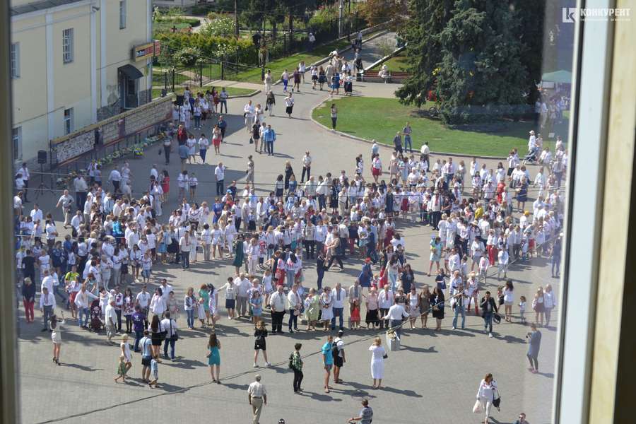 У центрі Луцька відбувся вишитий флешмоб до Дня Незалежності (фото)