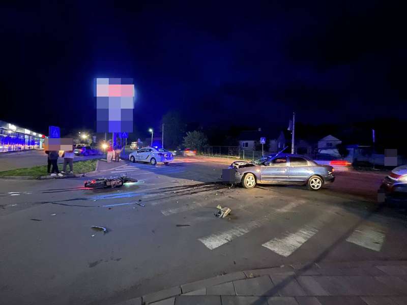 У Луцькому районі 17-річний юнак на «мазді» збив 19-річного мотоцикліста (фото)