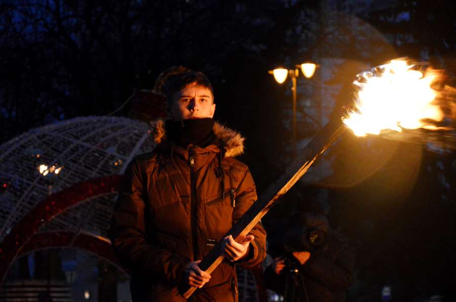 «Пам'ятай про Крути»: у Луцьку вшанували пам'ять героїв флеш-мобом (фото)