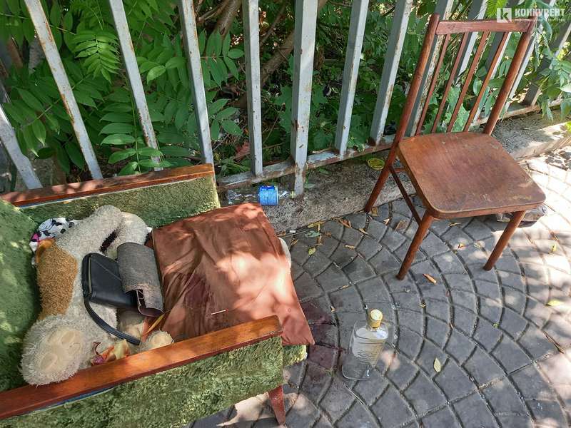 Безхатьки «окупували» будку біля «Кораблика»: лучани скаржаться на алкоголь і сморід (фото)