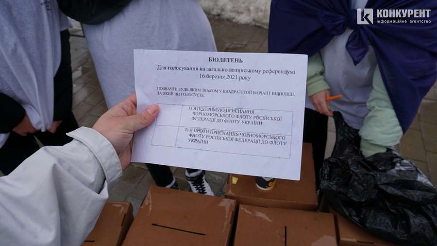 Плов та міні-референдум: у центрі Луцька згадують річницю анексії Криму (фото)