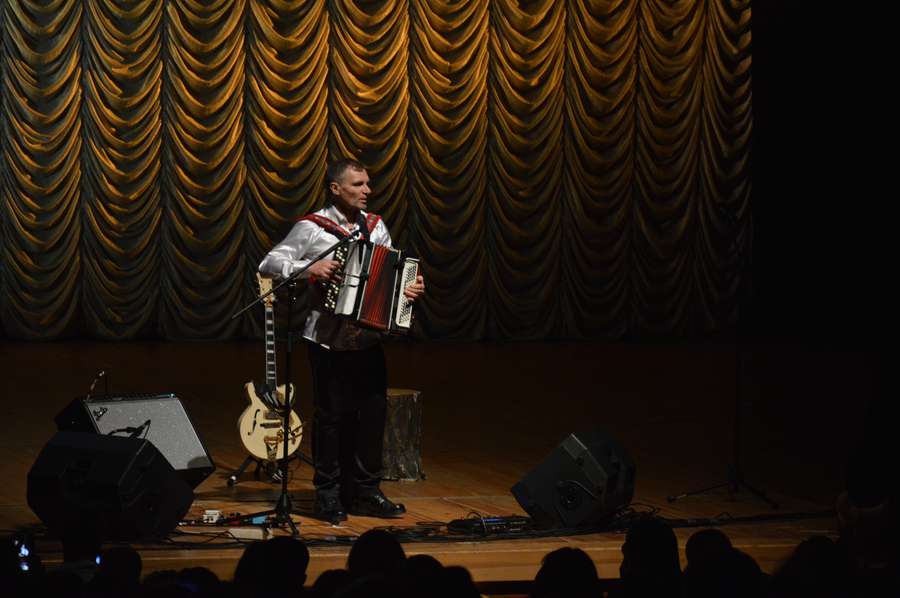У Луцьку Олег Скрипка дав благодійний акустичний концерт (фото)