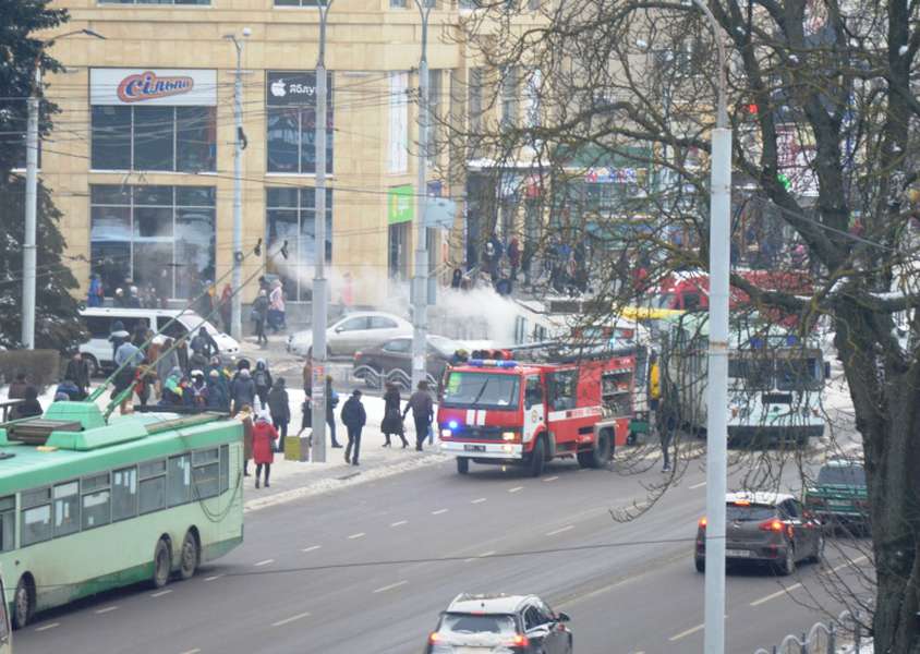 У Луцьку під час руху тролейбуса загорілося колесо: приїхали пожежні машини (фото, відео)