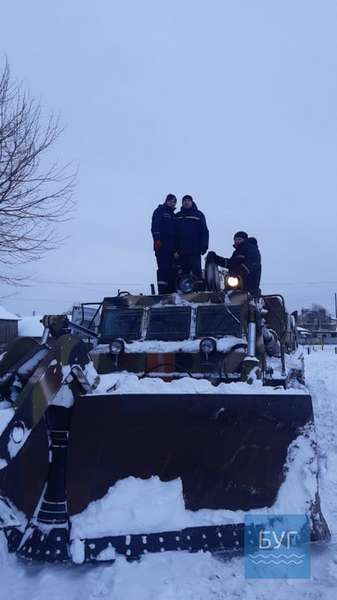 На Волині дорогу від снігу розчищає військова техніка (фото)