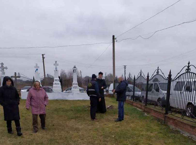 На Волині віряни ПЦУ і УПЦ «МП» посварилися на похороні батька голови ОТГ (фото)